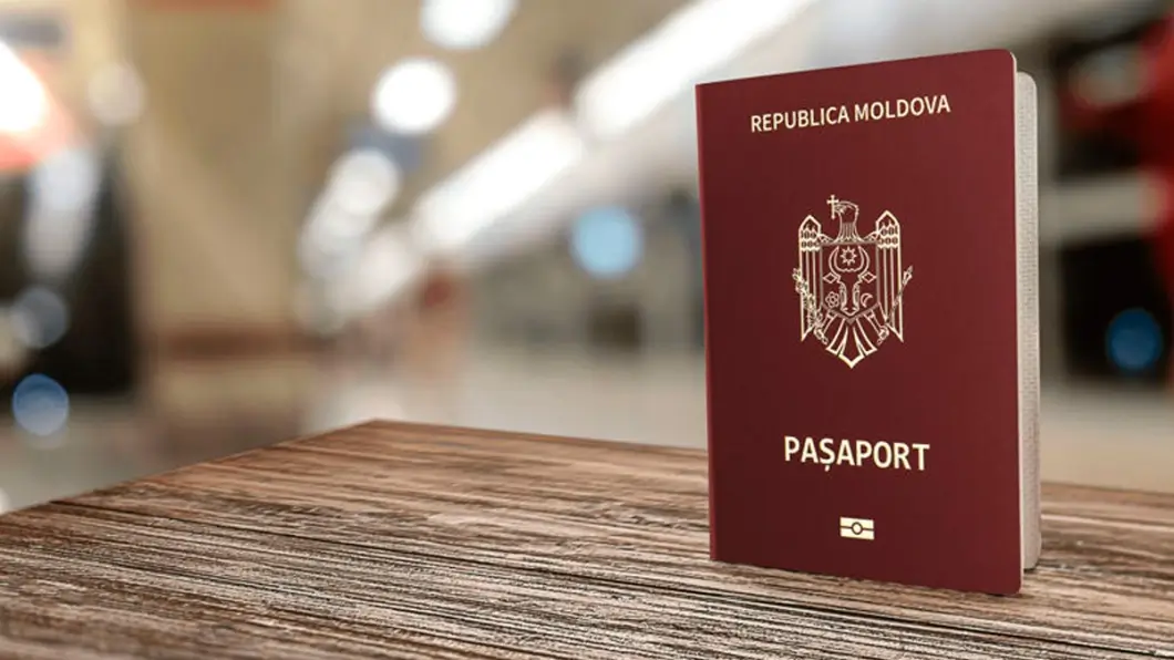 Граждане Румынии разрезают паспорта после выборов