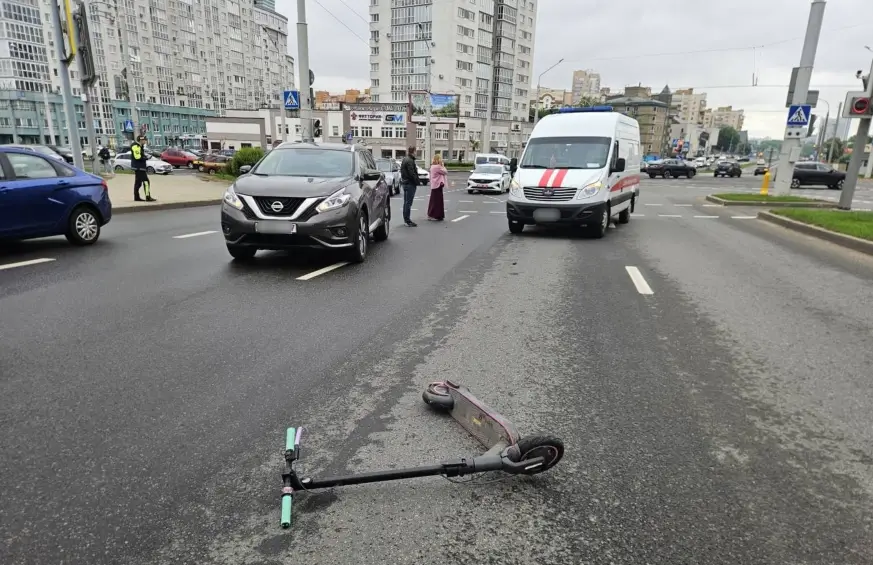 Водитель «Nissan» сбила женщину на электросамокате на пешеходном переходе