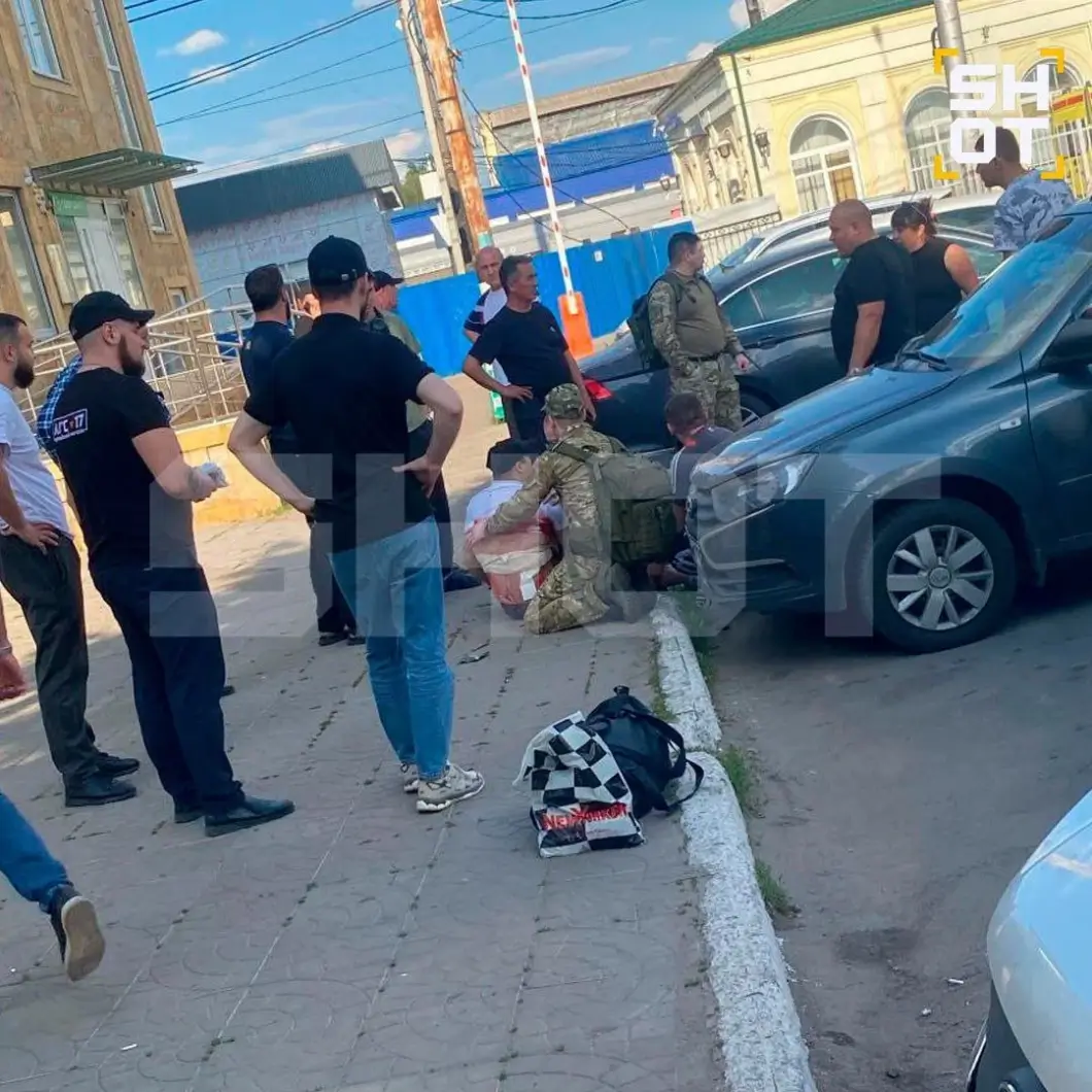 Неизвестный расстрелял из пистолета несколько человек на вокзале в городе Россошь