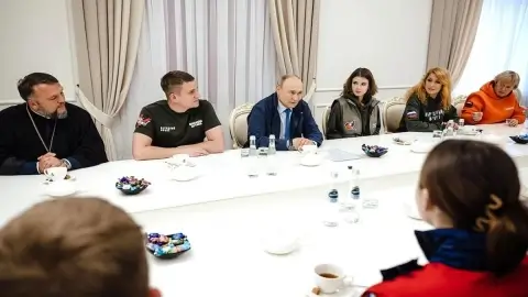 Владимир Путин оценил работу волонтёров и обсудил развитие Курской АЭС-2 в ходе визита в Курскую область
