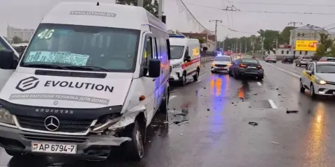На Немиге водитель BMW выехал на встречку и столкнулся с маршруткой