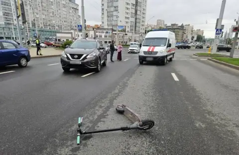 Водитель «Nissan» сбила женщину на электросамокате на пешеходном переходе