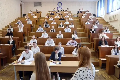 В Беларуси стартовал первый централизованный экзамен для выпускников