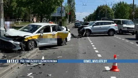 В Гомеле на пересечении Жукова и Речицкого столкнулись два автомобиля, пострадали трое