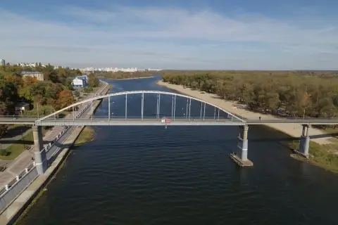 Начало ремонта пешеходного моста на ул. Баумана в парке: этапы и временные изменения