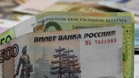 Торговля Беларуси и России на 98,8 % перешла на национальные валюты