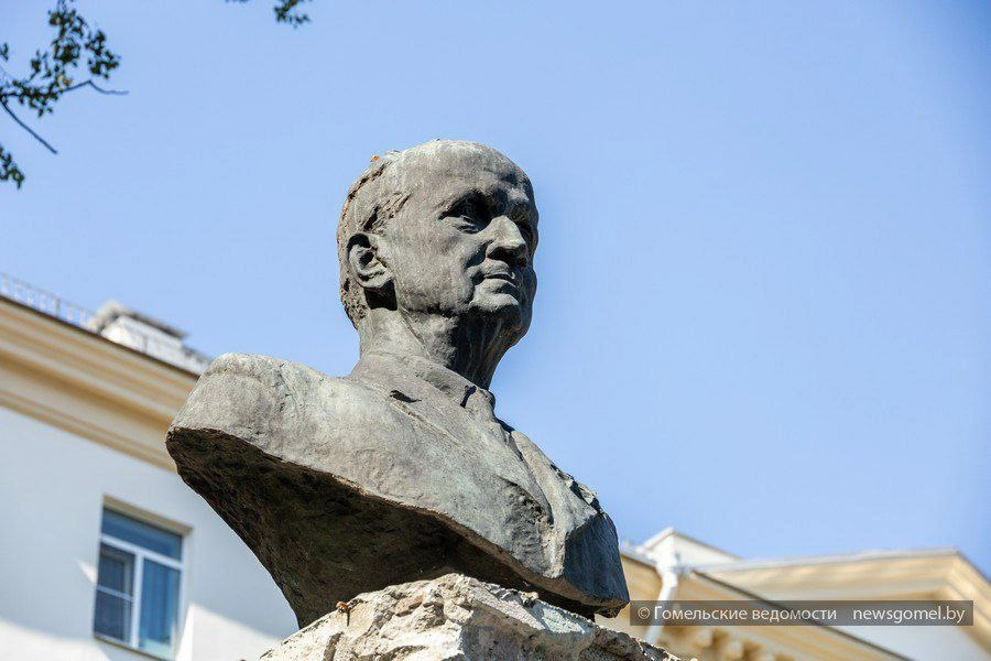 В Гомеле началась реконструкция бюста П. О. Сухого на проспекте Ленина