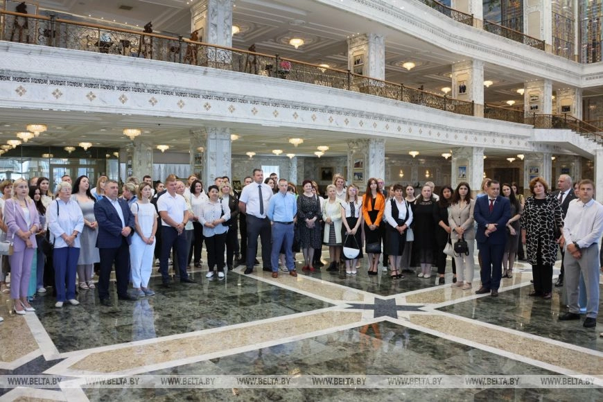 200 сотрудников «Керамина» и КГК посетили Дворец Независимости в Минске