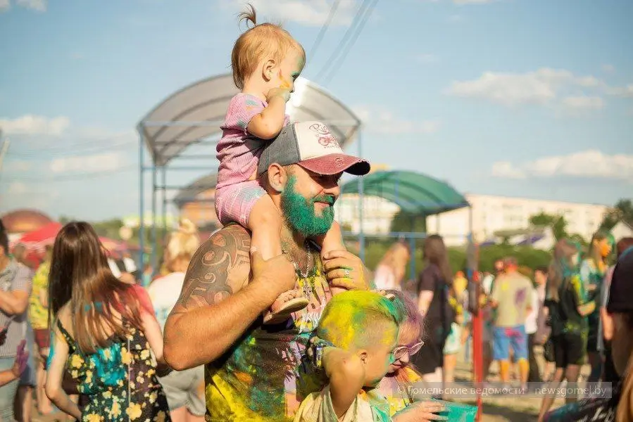 Гомель отметил Купалье фееричным фестивалем ColorFest на Сельмаше