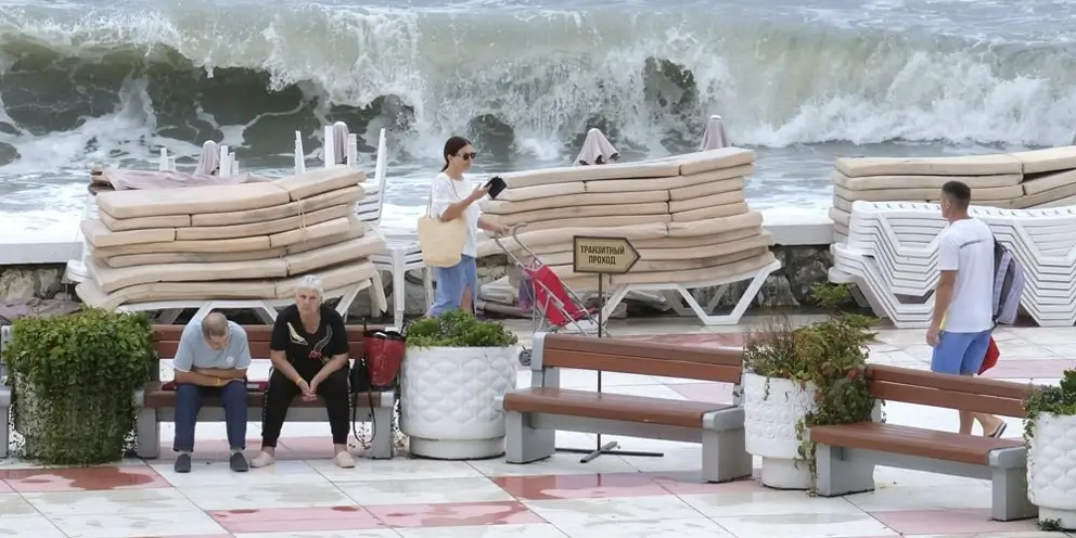 Из-за шторма в Сочи временно запретили купание на пляжах