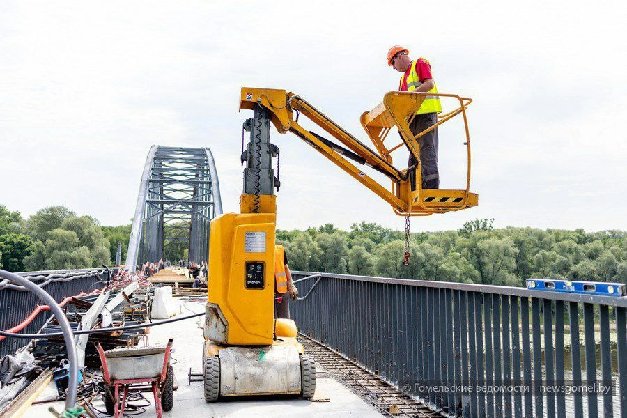 Капремонт пешеходного моста через Сож в Гомеле: работы на второй фазе с усилением опор и модернизацией инфраструктуры