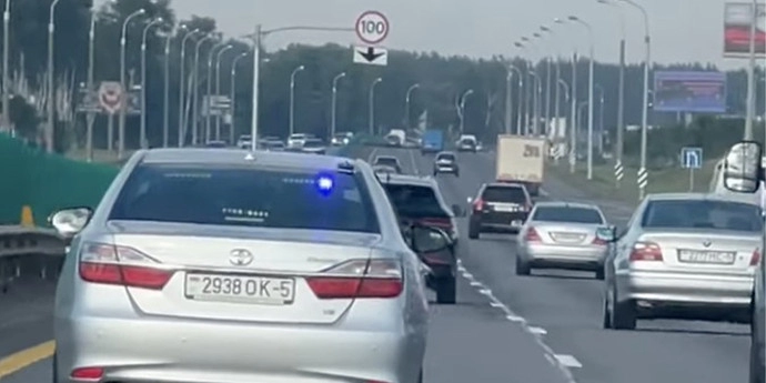 На МКАД заметили автомобиль с поддельными спецсигналами: водитель имитировал спецтранспорт