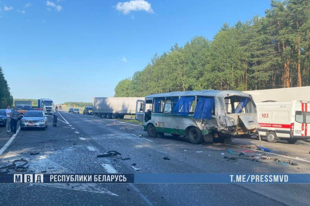 15 человек пострадали при столкновении автобуса и микроавтобуса на трассе М1 под Брестом
