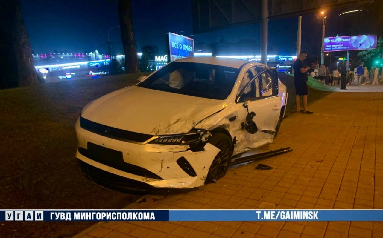 В Минске водитель Opel проигнорировала сигнал светофора и спровоцировала ДТП с BYD