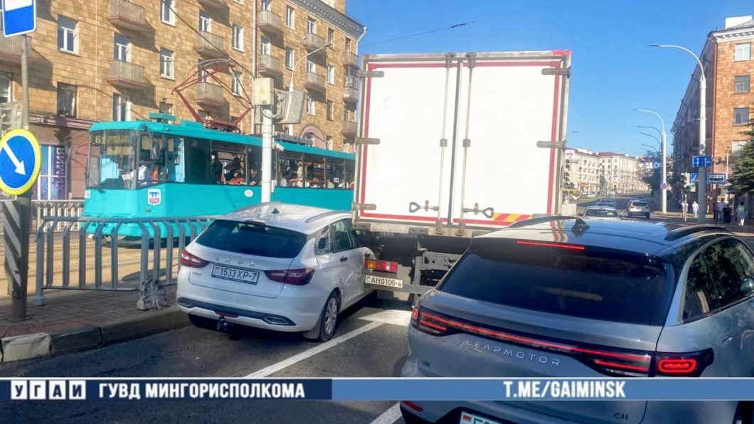 На улице Козлова в Минске произошло ДТП — движение затруднено