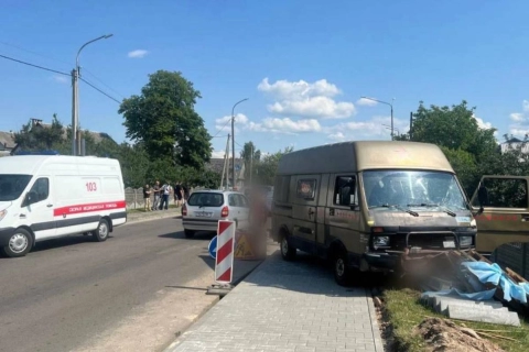 Микроавтобус с отказавшими тормозами устроил цепную аварию в Бресте, пострадал пешеход