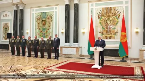 Лукашенко вручил генеральские погоны высшему офицерскому составу Вооружённых сил