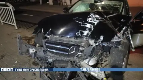 21-летний водитель Mercedes уснул за рулем и врезался в остановку в Минске
