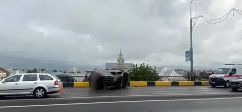 На путепроводе в Бресте опрокинулся автомобиль после столкновения с MINI Cooper