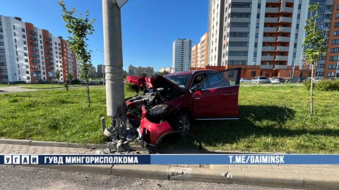 В Минске водитель Geely уснул за рулём и врезался в опору освещения