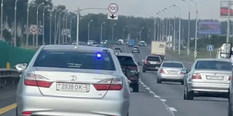 На МКАД заметили автомобиль с поддельными спецсигналами: водитель имитировал спецтранспорт
