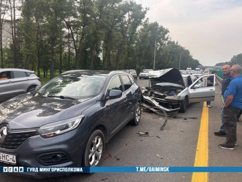 ДТП на внутреннем МКАД в Минске: столкнулись Peugeot и Renault, пострадавших нет