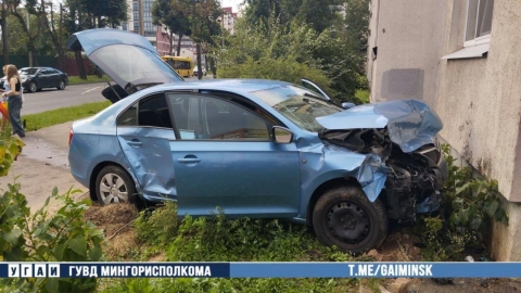 В Минске Mercedes врезался в Skoda при повороте на перекрестке Осипенко–Червякова