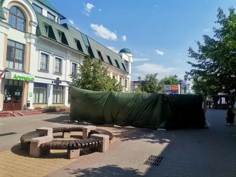 В Бресте ко Дню города установили объёмный телефон на улице Советской