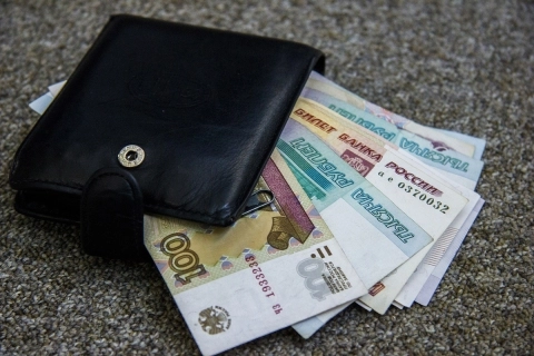 Житель Могилёвского района лишился 3 000 рублей из-за забытого на крыше машины кошелька