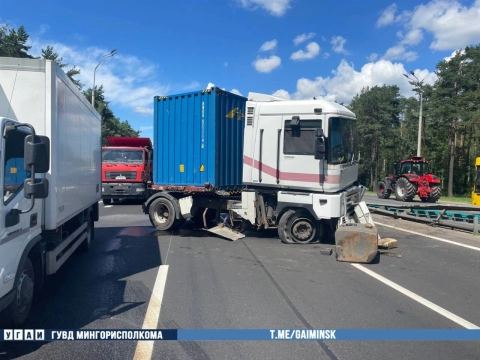 Авария на Смиловичском тракте: грузовик Renault врезался в ограждение
