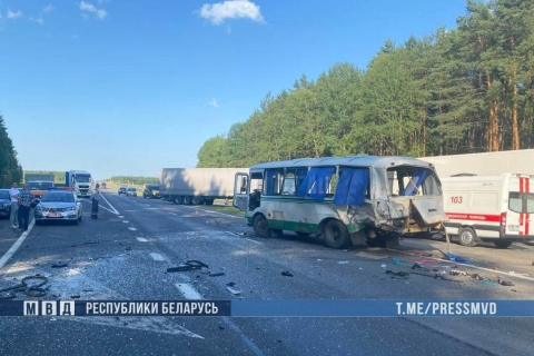 15 человек пострадали при столкновении автобуса и микроавтобуса на трассе М1 под Брестом
