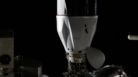 Корабль SpaceX Dragon с туристической миссией успешно отстыковался от МКС