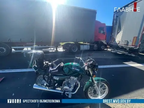 Под Брестом на трассе Р‑83 фура столкнулась с мотоциклом и Scania, мотоциклист погиб