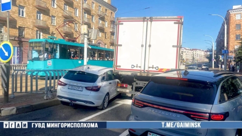 На улице Козлова в Минске произошло ДТП — движение затруднено