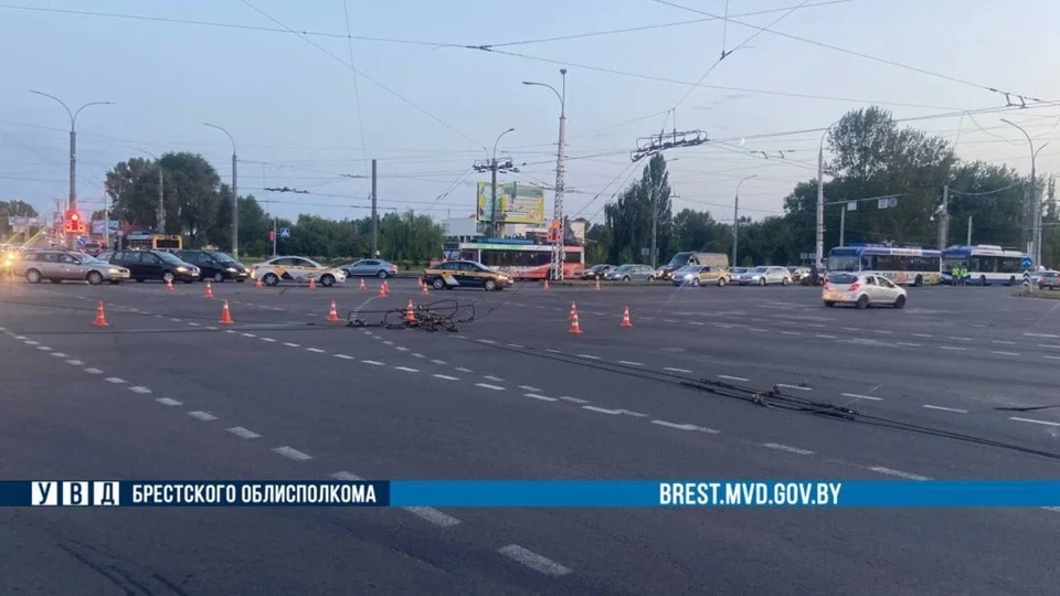 В Бресте пять автомобилей пострадали из-за оборванной троллейбусной сети
