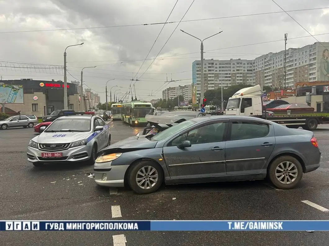 В Минске водитель Peugeot проехал на красный и столкнулся с Tesla