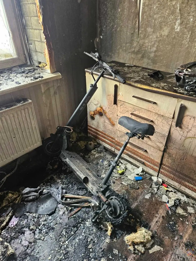 В Могилеве электросамокат стал причиной пожара в квартире — дети и бабушка эвакуированы, пострадавших нет