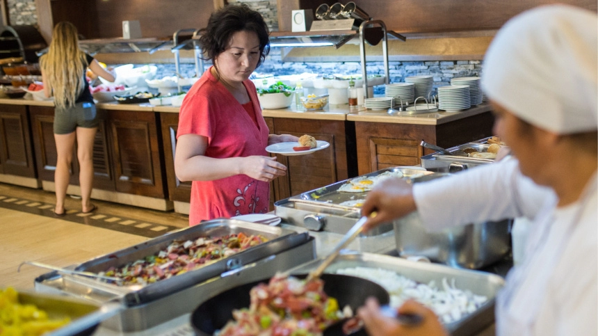 Турция рассматривает отказ от «шведского стола» и «всё включено» из-за масштабных пищевых отходов