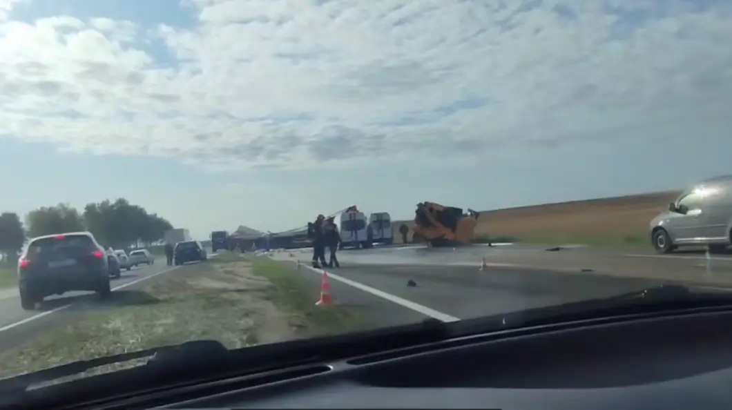 Фура опрокинулась после столкновения с трактором на трассе М6