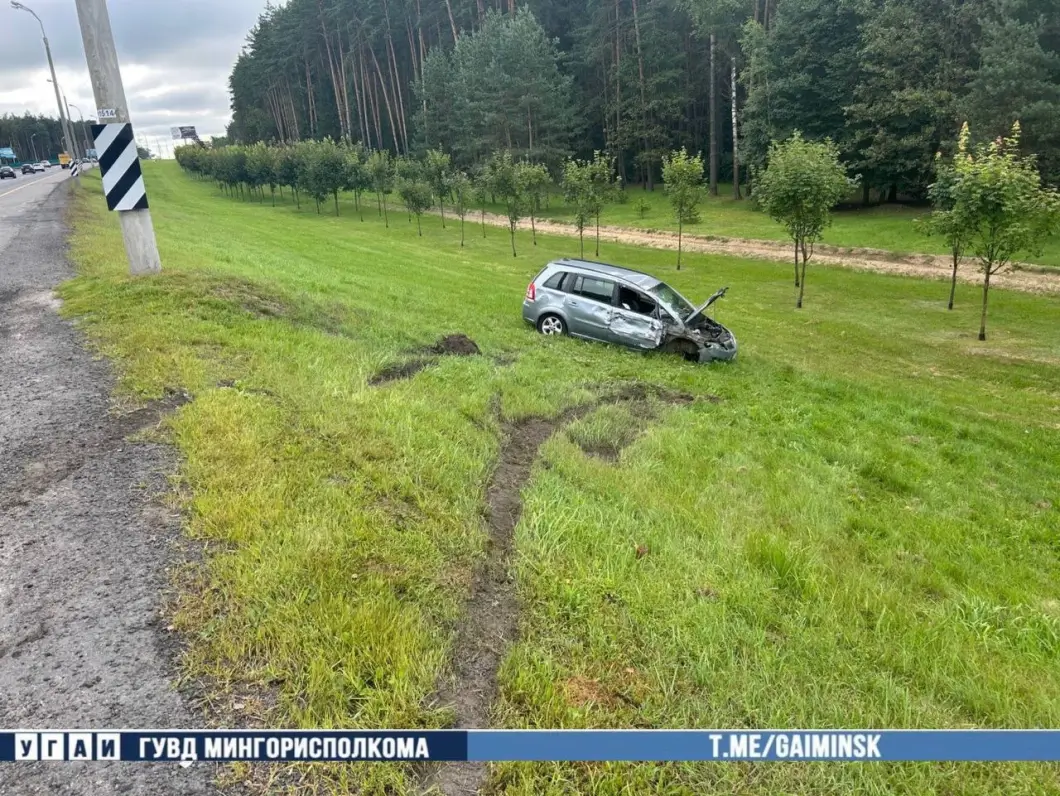 На МКАД столкновение Opel с трактором завершилось съездом в кювет
