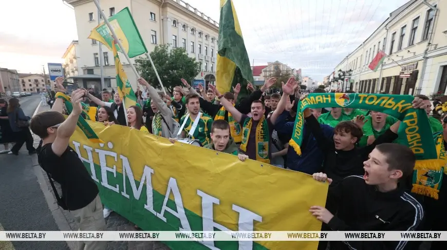 Тысячи зрителей в Гродно наблюдали трансляцию матча «Неман» — «Райо Вальекано» на площади