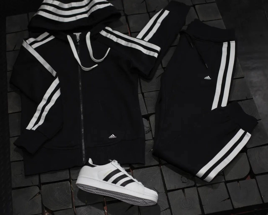 В Беларуси с 14 августа запретили продажу мужских джемперов Adidas