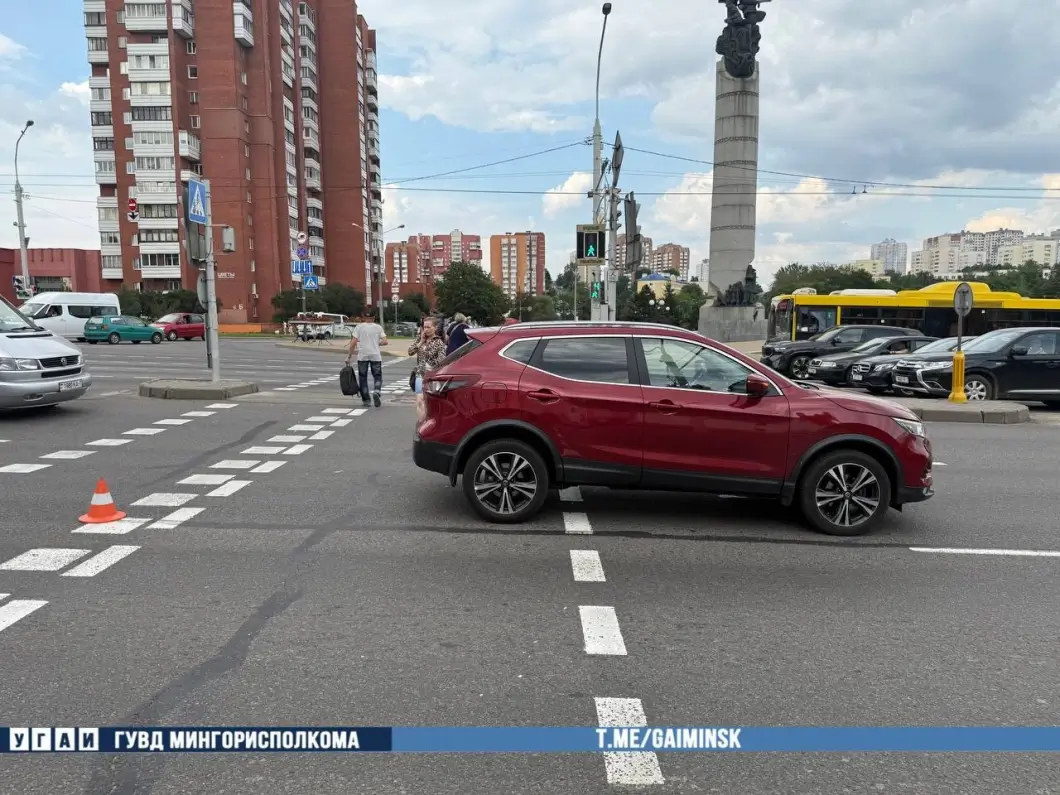 На регулируемом переходе в Минске Nissan сбил двух девочек на электросамокате
