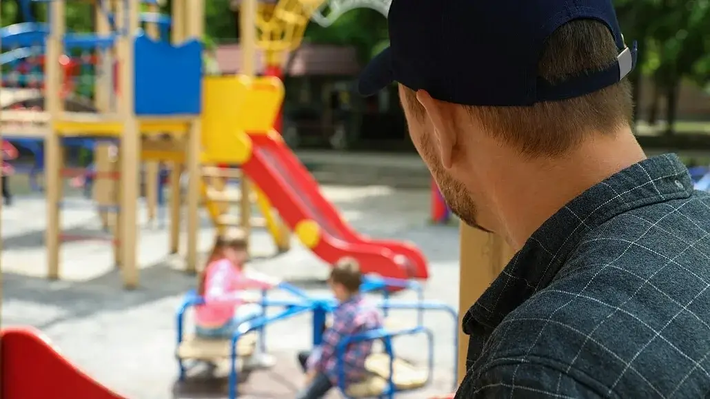 В микрорайоне «Спутник-2» во дворе неизвестный пытался задушить трёхлетнего ребёнка