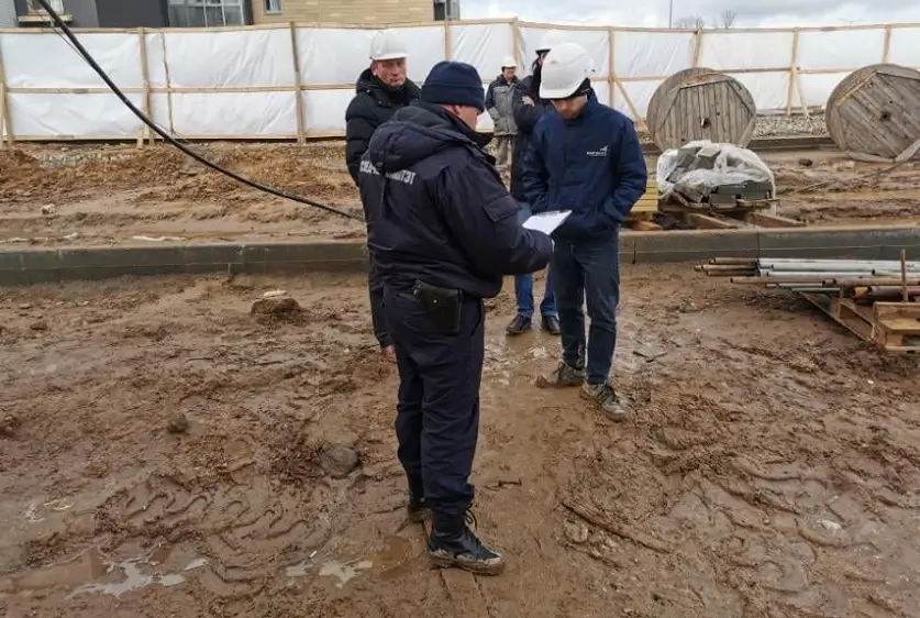 Следствие выясняет причины гибели рабочего при падении с третьего этажа в Минске
