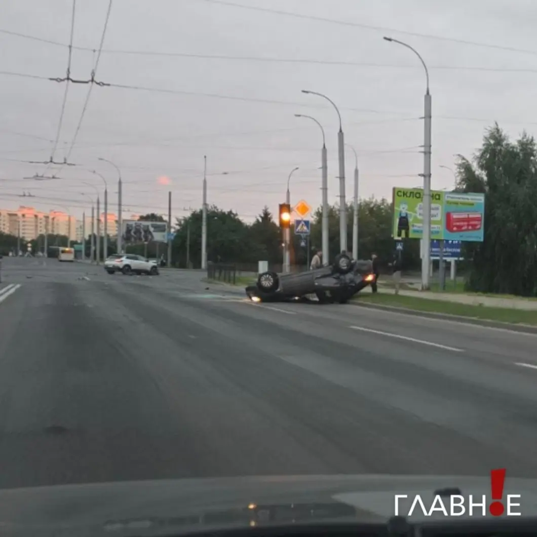 В Бресте перевернулся автомобиль на перекрёстке Суворова и 28 Июля