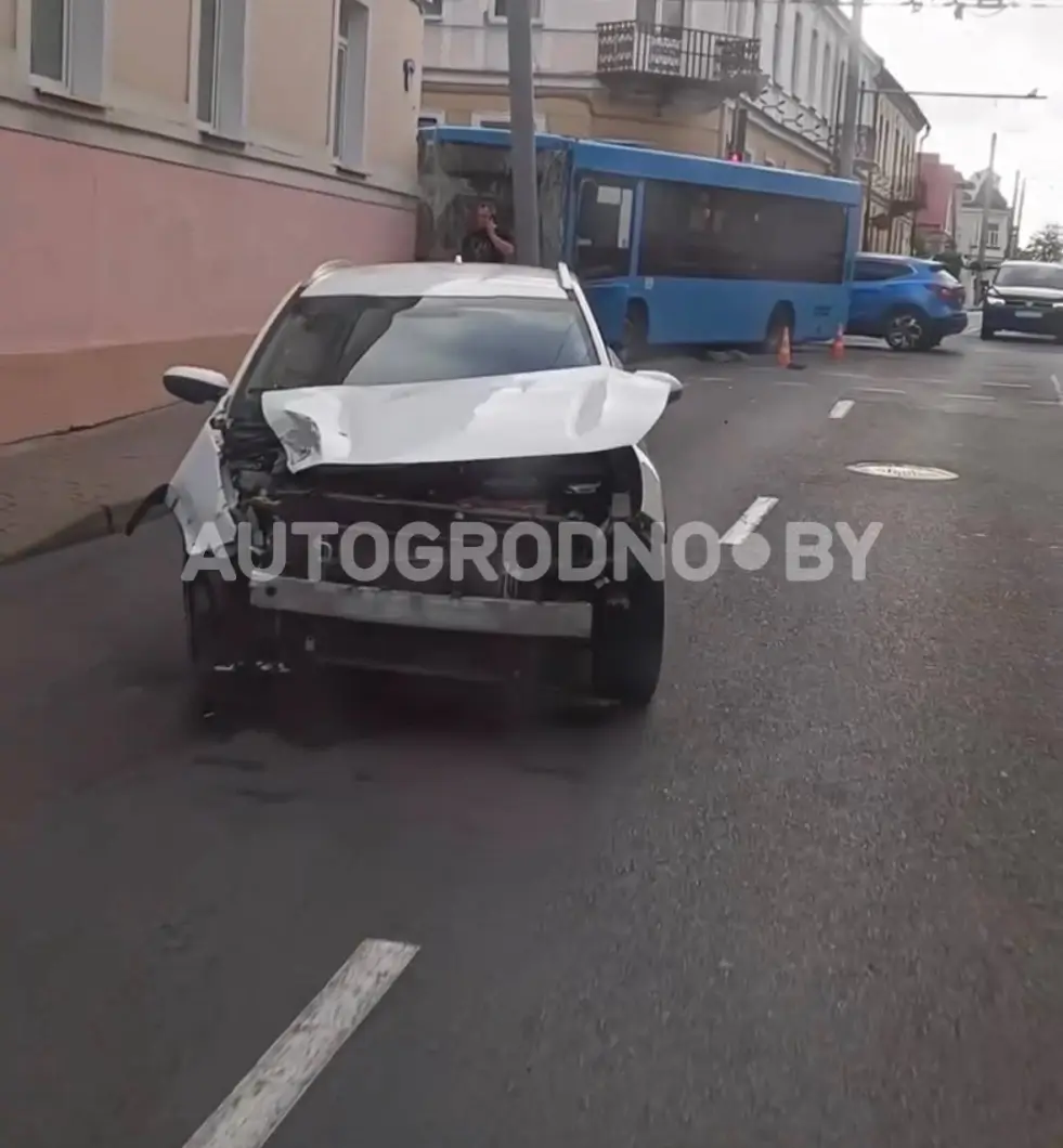 В Гродно автобус выехал на тротуар после столкновения с KIA: есть пострадавшие