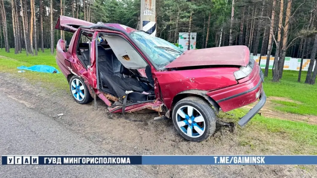 Жесткое ДТП на МКАД: Seat на скорости врезался в столб, водитель погиб