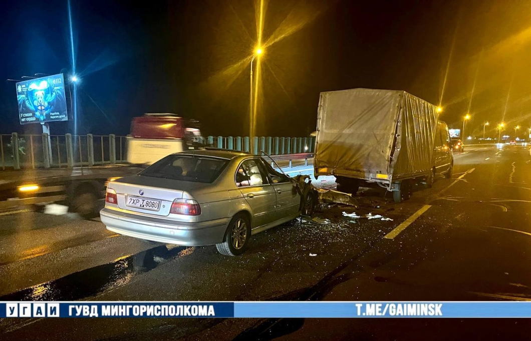 Ночная авария на МКАД: на 27-м км столкнулись BMW и Renault с прицепом, один водитель госпитализирован