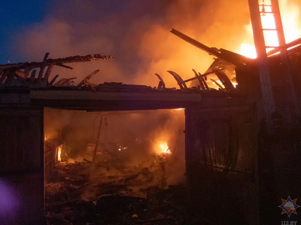 Пожар в Речице: огонь повредил дома, гаражи и автомобиль, пострадавших нет